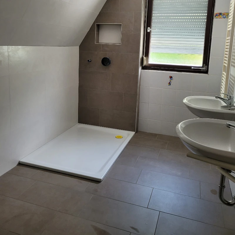 fliesen-singer-meisterbetrieb-ebersbach-fils-badezimmer-sanierung-dachschraege-bodengleiche-dusche