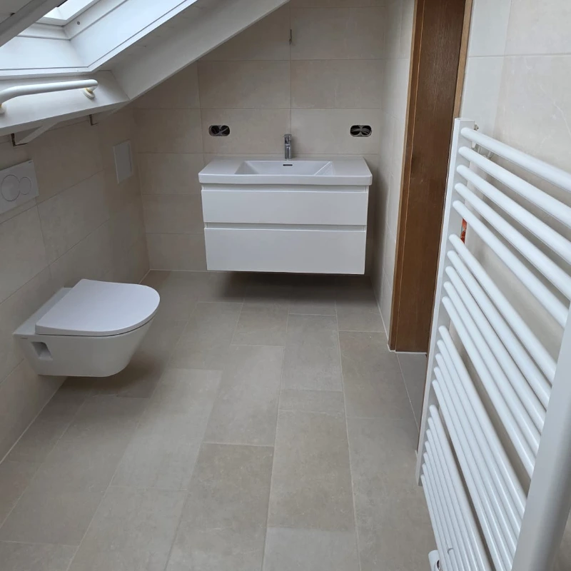 fliesen-singer-meisterbetrieb-ebersbach-fils-dachgeschossbad-beige-bodenfliesen-wandfliesen