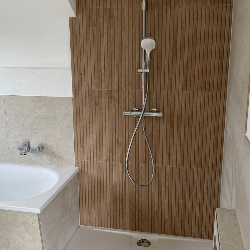 fliesen-singer-meisterbetrieb-ebersbach-fils-moderne-dusche-holzoptik-fliesen-9