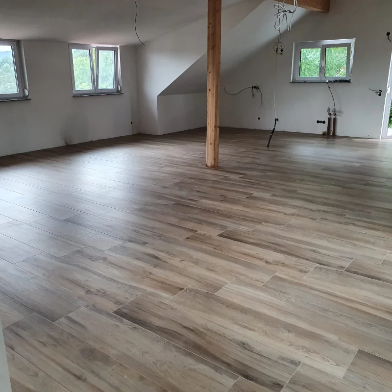 fliesen-singer-meisterbetrieb-ebersbach-fils-wohnraum-bodenfliesen-holzoptik